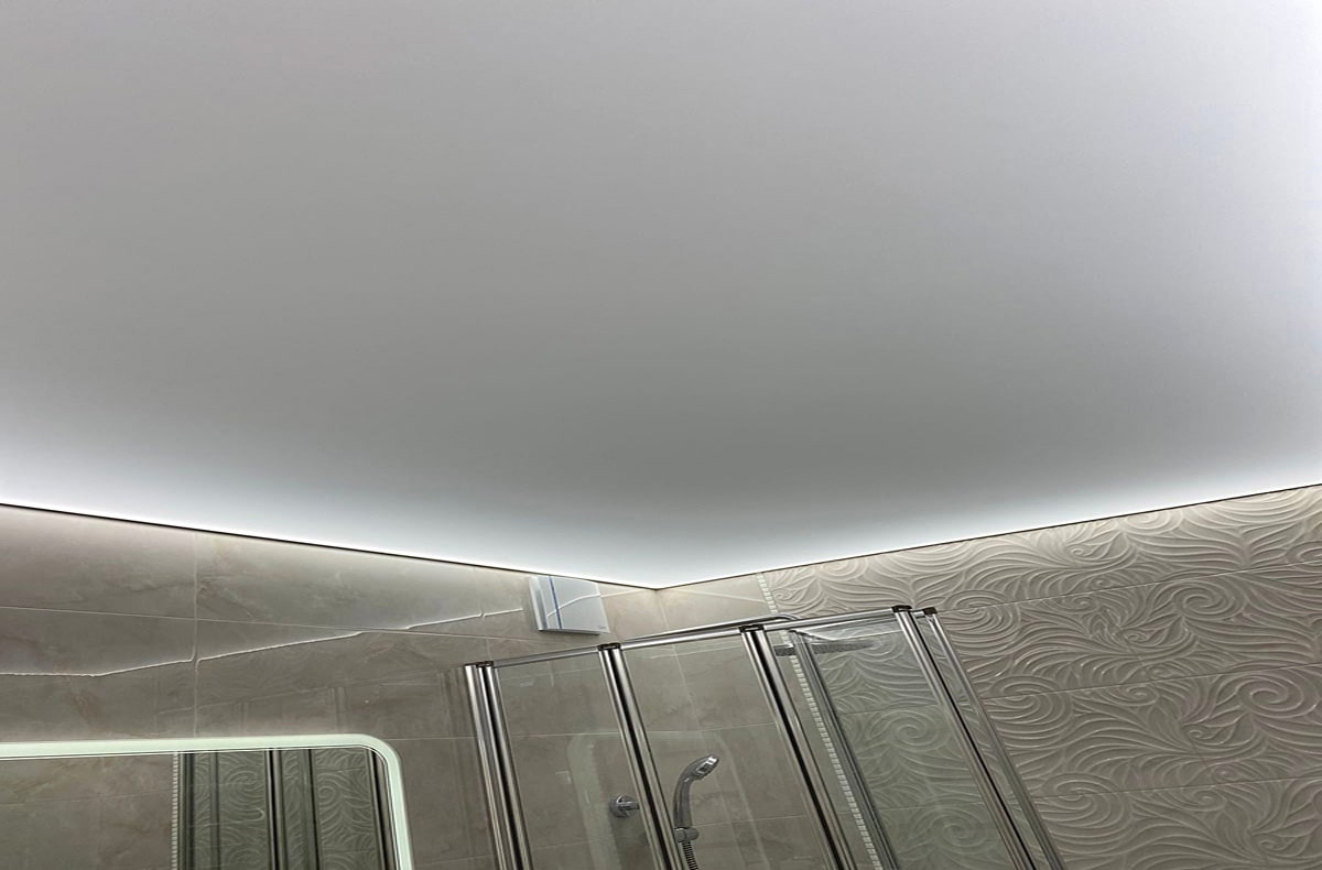 Натяжной потолок в ванной 